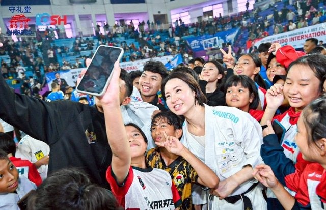 「韓国アイドル並み」空手女子・岩本衣美里、ジャカルタで大人気のサイン会を開催 | 話題の投稿 | スポーツブル (スポブル)