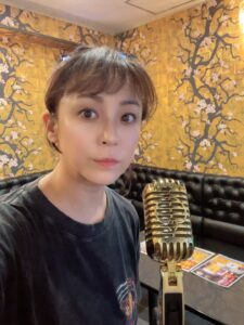 女優・佐藤仁美、豪華なパーティールームで1人カラオケした時の自撮りを公開！ | 話題の投稿 | スポーツブル (スポブル)
