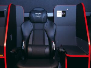 映画は“ 観る”から“入る” へ！ 没入感を変える座りごこち【AKRacing BOXシート” in 新宿ピカデリー】