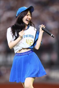 衝撃美女がエスコン登場 観衆はメロメロ、奈良間はノリノリに 激カワＦピッチ＆アイドル時代の名曲披露で反響「奈良間何してんねんｗ」「郡司が冷静さを保とうと」 - デイリースポーツ