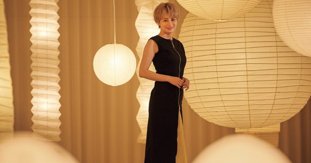 ホラン千秋、大好きなイサム・ノグチの名作照明が揃う「OZEKI Tokyo Gallery」へ | GOETHE