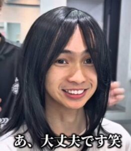 伸ばした黒髪が印象的な男性「まさかのイメチェン姿」が話題に 「短いの良いですね！」などの声 | LIMO | くらしとお金の経済メディア