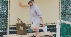 この夏は“足元バランス”が決め手。白ソックス×ショートパンツ、そして《ウィルソン》のスニーカーを。【FUDGE dig.｜白スニーカーと5日間のスタイルゲーム。DAY1 】 | FUDGE dig. | ファッション