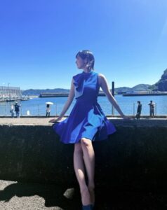 ”これぞ役満ボディ”女流雀士・岡田紗佳が青のワンピースで青空の下オフショット | 話題の投稿 | スポーツブル (スポブル)