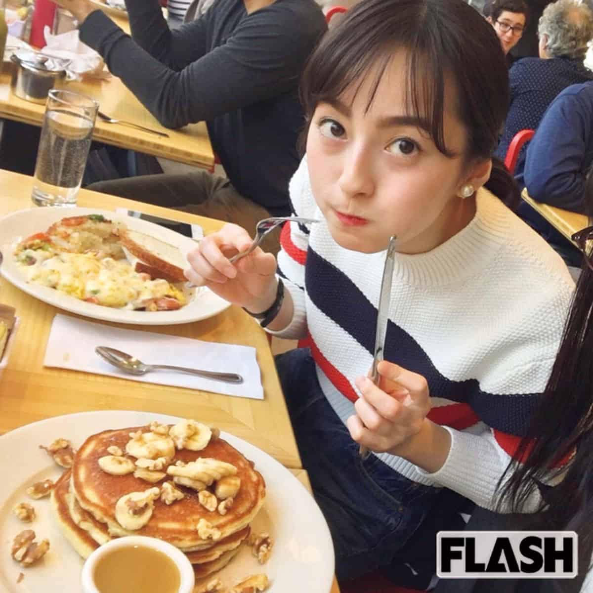 大学4年「大学では演劇学を学んでいたので、卒業旅行はブロードウエー目当てでNYへ。なぜか食べている写真しかありませんでした（笑）」