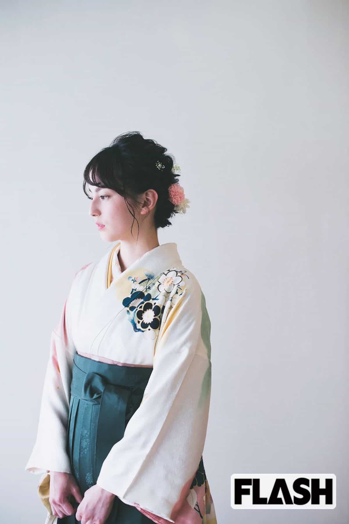 大学卒業式「成人式でも着た振り袖に正絹のはかま、髪飾りは母の手作り。お気に入りの1枚です」。母親との仲のよさはここからも感じられる