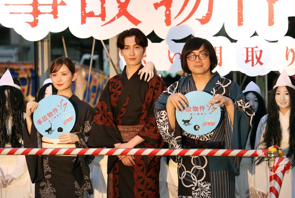 Snow Man渡辺翔太、新宿の夏祭りに飛び入りし主演映画『事故物件ゾク 恐い間取り』をアピール – THR Japan 『事故物件ゾク 恐い間取り』左から)畑芽育、Snow Manの渡辺翔太、松原タニシ ©︎The Hollywood Reporter Japan