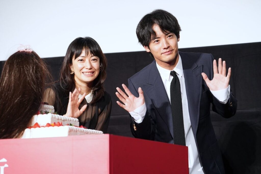 菅野美穂、バースデーケーキに大絶叫！映画 『近畿地方のある場所について』大ヒット舞台挨拶で赤楚衛二は菅野からの学びに感謝｜最新の映画ニュースならMOVIE WALKER PRESS