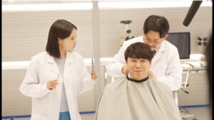 広瀬すず、オズワルド畠中をカット！？→衝撃ヘアに　自身の髪型も“七変化”！　AGC新テレビCM「ミラリア」編