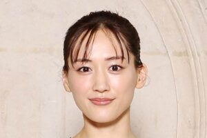 綾瀬はるか 移動中に人気俳優と遭遇！豪華2ショットにSNS衝撃「すごい偶然」「貴重」ラフな空港ファッションにも注目 テレビをとりまく現状について解説 | LIMO