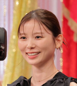 朝日奈央 、超ミニ丈衣装で美脚披露に「ヤバ！」「芸能界でもトップクラス」と反響　アイドリング!!!卒業から10年…「まだまだ現役アイドル」