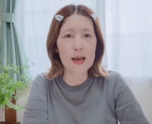 【33歳差カップル】58歳彼女の「メイク動画」に絶賛の嵐　華やかカラーメイクが素敵 コメント欄「美魔女」「勉強になる」の声 | LIMO | くらしとお金の経済メディア