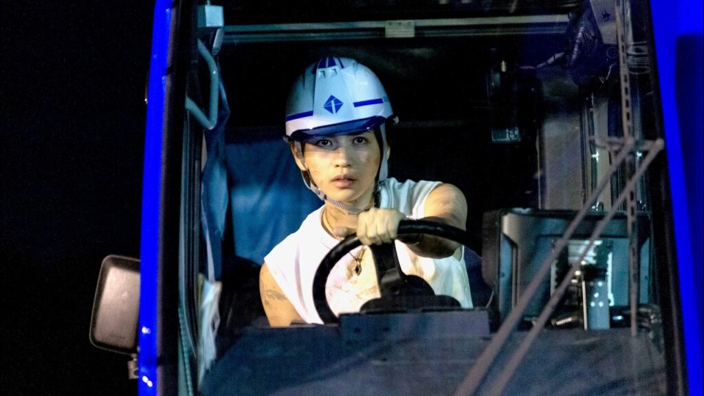 岩橋玄樹、流暢な英語を披露！泥まみれで重機を操るタフガイを熱演！映画『男神』本編映像