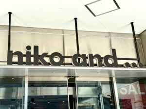 【niko and ...のスニーカー】が優秀！「厚底なのに疲れにくい」「さっと履いてさっと脱げる」