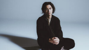 松尾太陽、アコギのシンプルな音色をバックに米津玄師「Lemon」をカバー | BARKS
