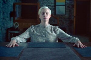 映画『Oddity(原題)』“妹の死”を辿る盲目霊媒師と呪いの人形、アイルランド発ゴシック・ホラー - ファッションプレス