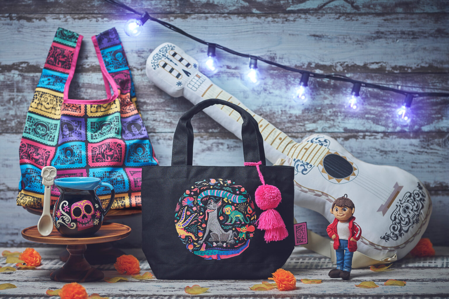 ディズニーストア、映画「リメンバー・ミー」のアイテムを本日発売！　ギター型クッションに、エコバッグなど - トラベル Watch