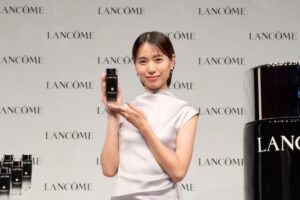 日本のランコム アンバサダー戸田恵梨香さんが回復科学発想の新・美容化粧水「ジェニフィック アルティメ エッセンス ローション」の魅力を語る