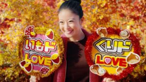 今田美桜、うちわを持って推し活！？キュートな「いもド♪」コールも　ミスタードーナツ新CM　秋のいもくり推しド合戦「どっち推す？」編