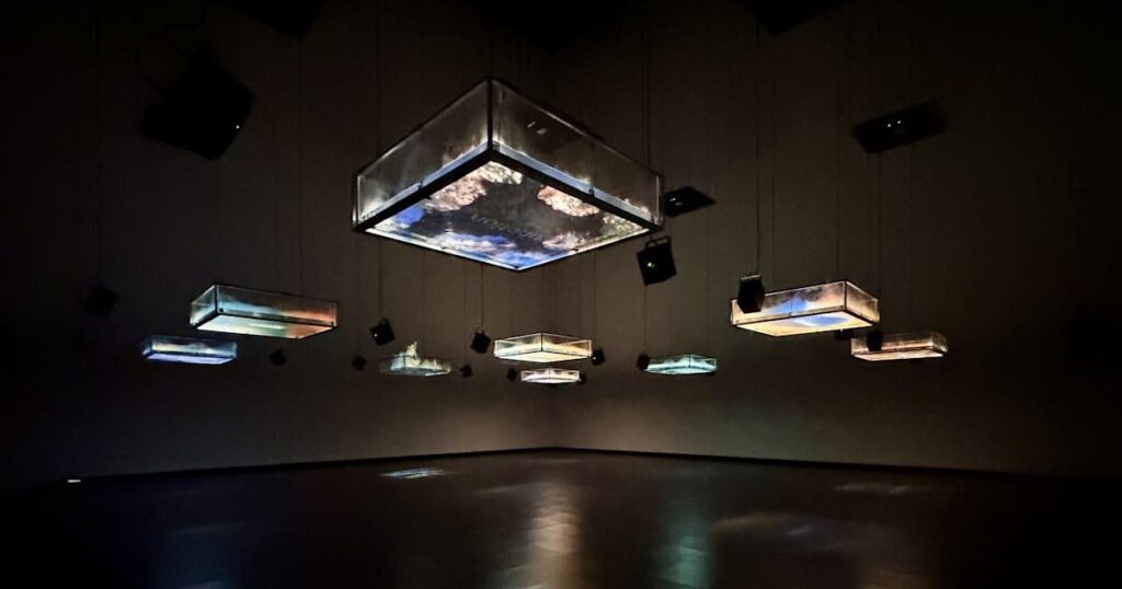 「sakamotocommon OSAKA　1970/2025/大阪/坂本龍一」（VS.）開幕レポート。坂本龍一と大阪の接点とは？｜美術手帖