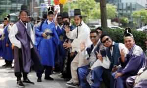 K-POPアニメ人気で「サジャボーイズ衣装」も登場…韓服レンタル店に外国人殺到　写真枚　国際ニュース：AFPBB News