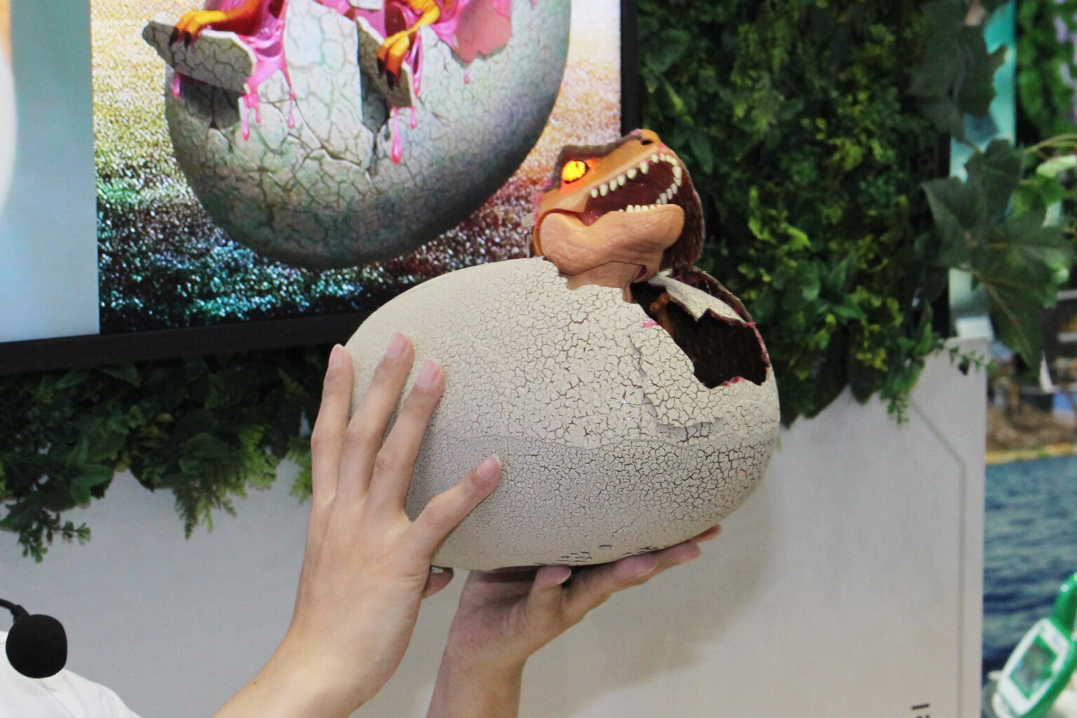 卵からT-レックスが生まれる！「うまれて！ウーモ ジュラシック・ワールド T-レックスエッグ」の孵化の瞬間！【#東京おもちゃショー】 - HOBBY Watch