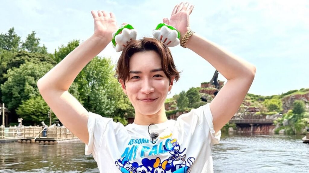 渡辺翔太がカチューシャをつけてにっこりポーズ！ディズニーではしゃぐ姿に「世界一かわいい」「天使すぎる」「男らしい上腕にキュン」の声