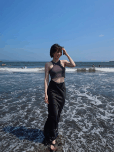 "旅サラダリポーター"美人女優、"ヘソ出し＆肩出し"波打ち際のビーナスショットにファン悶絶⁉ | 話題の投稿 | スポーツブル (スポブル)