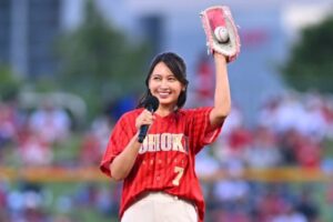 黒髪なびかせ…球場に現れた大女優が「めちゃくちゃ美人」　大胆な一投にSNS虜 | Full-Count