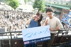 韓流スター登場に2000人が大興奮！　ソン・ジュンギ&チョン・ウヒが新宿駅に“サプライズ“で登場 - スポニチ Sponichi Annex 芸能