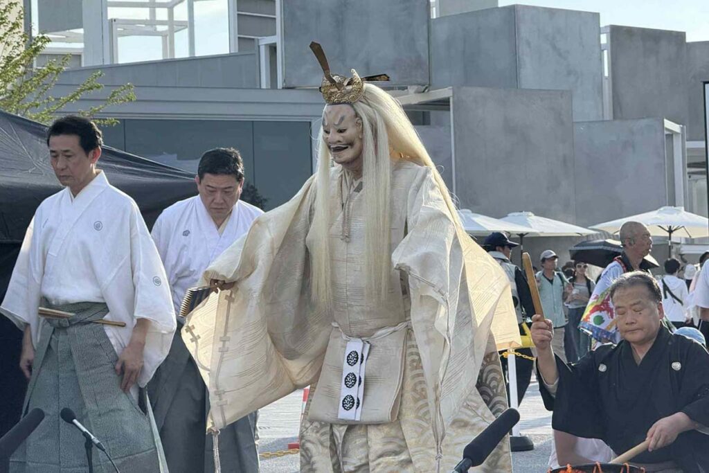 伝統芸能「能」の力で万博会場に大きな踊りの輪ができた! 「いのちの遊び場 くらげ館」の中島さち子Pと大阪の山本能楽堂がスペシャルコラボ 伝統芸能「能」の力で万博会場に大きな踊りの輪ができた! 「いのちの遊び場 くらげ館」の中島さち子Pと大阪の山本能楽堂がスペシャルコラボ