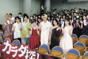 中高生に映画をPRした（左から）吉田剛明、鈴木福、櫻井海音、橋本環奈、眞栄田郷敦、安斉星来、本田真凜