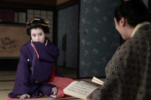 芸者・おえん（左）を演じる橋本愛【写真：(C)NHK】