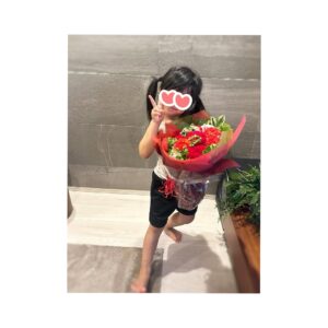 女優・三倉茉奈、クランクアップ時にいただいた素敵なお花を娘に見せたら目がキラキラ！ | 話題の投稿 | スポーツブル (スポブル)
