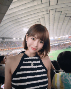 ノースリ美肌＆激カワスマイルに注目！美女ラウンドガール、東京ドーム野球観戦ショットにファン歓喜！ | 話題の投稿 | スポーツブル (スポブル)