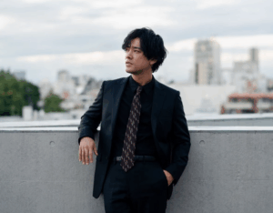 圧倒的存在感！俳優・桐谷健太、黒スーツ姿で取材ショット公開 | 話題の投稿 | スポーツブル (スポブル)