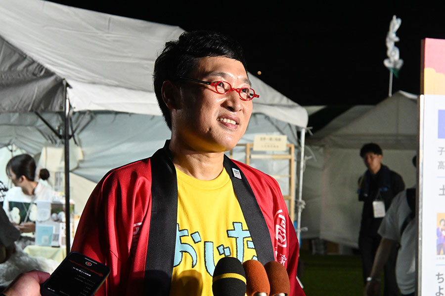『WORLD YOSAKOI DAY』にて、総踊り後、囲み取材に応じる山里亮太（8月22日／大阪・関西万博「Matsuri」）