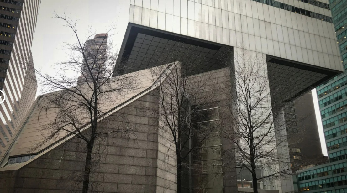 ビルを支える４本の柱は建物の四隅でなく、四つの面の真ん中を走っていた/Saint Peter's Church Archive/Leslie de la Vega/CNN