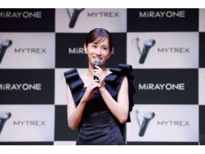 発表会にも愛用者として登壇した前田敦子が語る、“美容オタク”として選ぶ愛用美顔器「MiRAY ONE（ミライ ワン）」