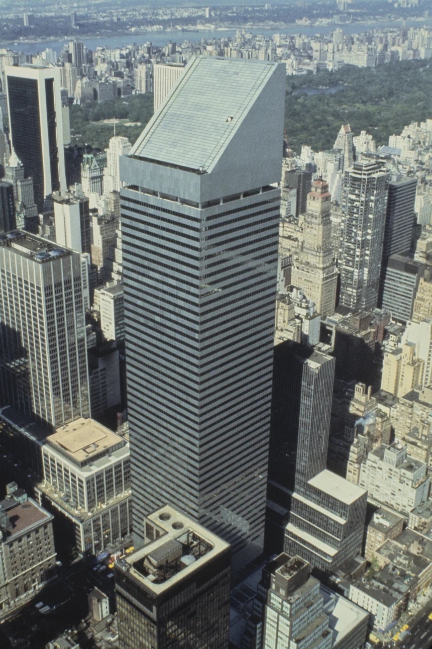 正式にオープンする数日前に撮影されたシティコープ・センター＝１９７７年１０月/UPI/Bettmann Archive/Getty Images