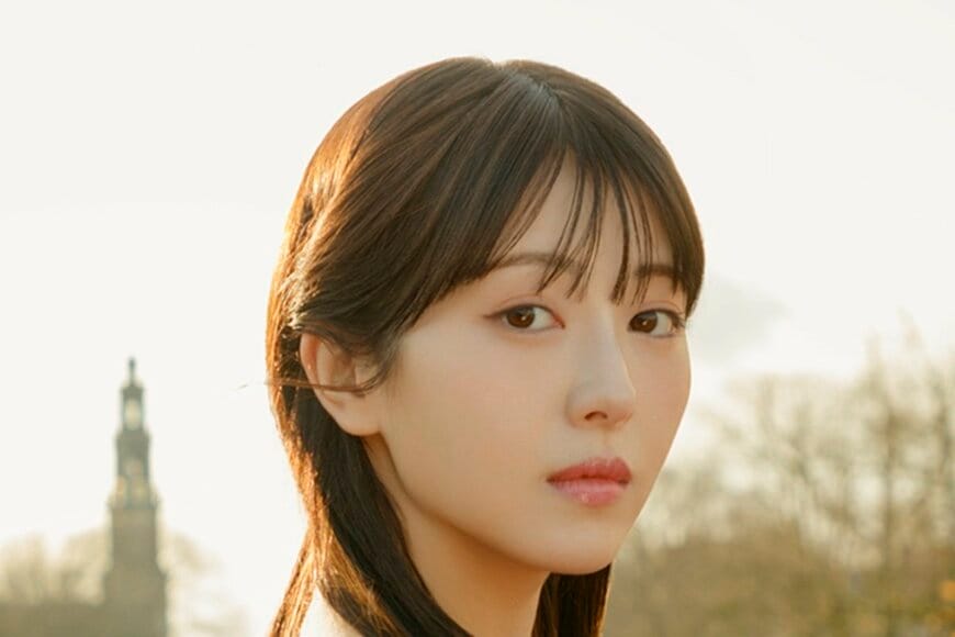 浜辺美波 スタイル抜群！赤ニット姿にSNS衝撃「貴重」「美しすぎて目の保養」「反則だよ〜」