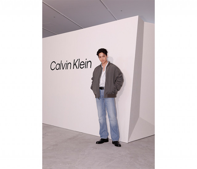 一ノ瀬颯がストライプシャツにボンバージャケットの重ね着ファッションで登場＜Calvin Klein Harajuku Flagship GRAND OPEN＞