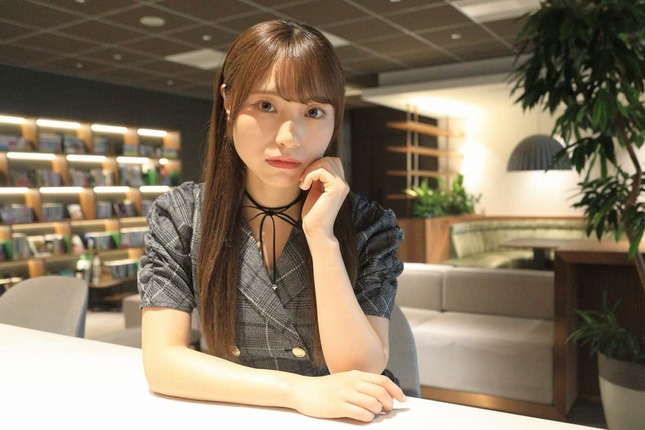 初の写真集「なんとかなるなる」（KADOKAWA）を発売した川越紗彩さん。写真集の発売を機に芸能活動に本格復帰する