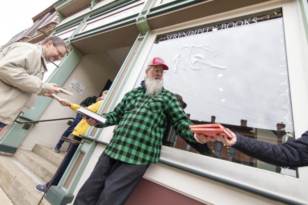 Michigan town moved 9,100 books one by one to their new home | Study Focus