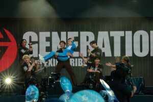 GENERATIONS「a-nation」のステージにナイナイ岡村がサプライズ登場　「Choo Choo TRAIN」ロールダンス披露：【音楽】
