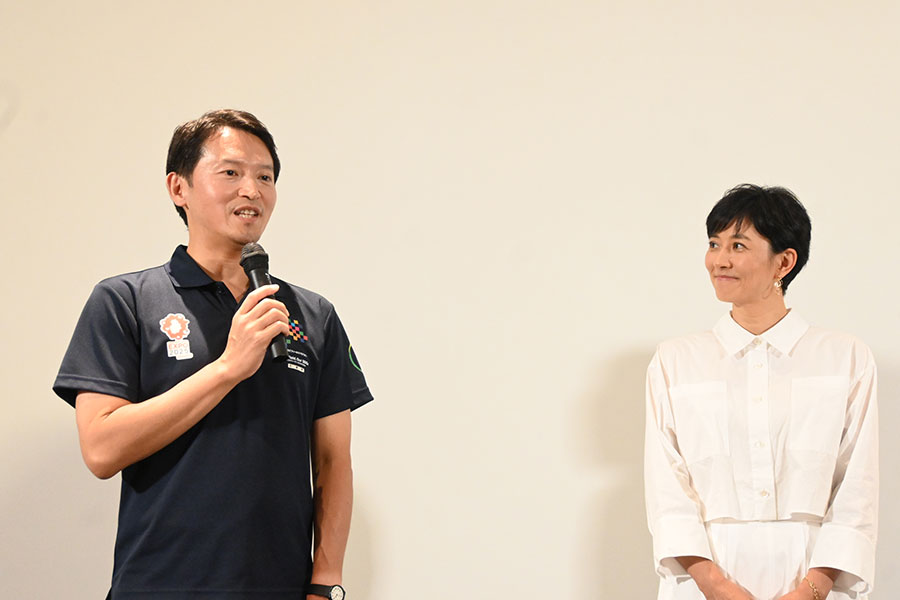 映画『種まく旅人〜醪のささやき〜』の舞台挨拶にて、兵庫県の魅力をPRする斎藤元彦兵庫県知事（8月30日／大阪・関西万博「関西パビリオン」）