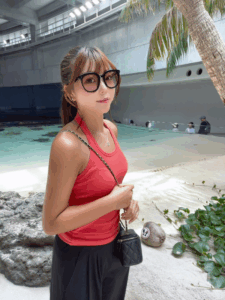 黒ぶちメガネ姿が可愛すぎる！ビーチバレー衣笠乃愛、タンクトップから小麦美肌チラリな水族館訪問ショットにファン悶絶⁉ | 話題の投稿 | スポーツブル (スポブル)