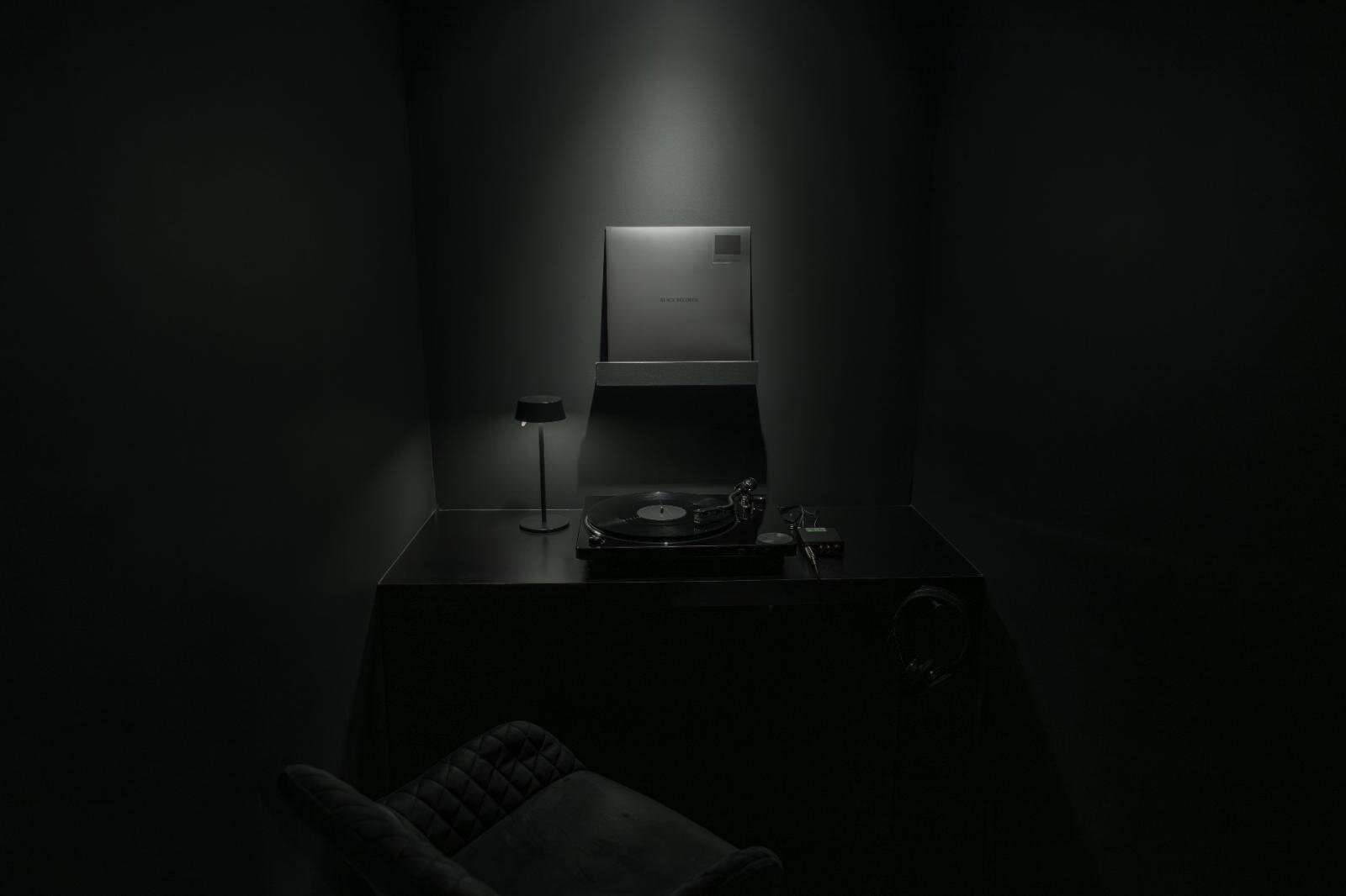 SKY-HI率いるBMSG“黒塗り”レコードショップが渋谷に、カバーアートのない音楽と出会う場所｜写真2