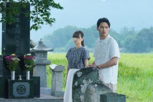 白い服の少女、名前が消された墓…“なにかがおかしい” 『火喰鳥を、喰う』約3分半の冒頭映像｜最新の映画ニュースならMOVIE WALKER PRESS