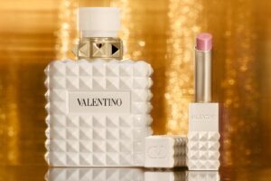 ヴァレンティノ ビューティ「アイボリー」の25年クリスマスコスメ、スタッズ煌めく香水＆アイコンリップ - ファッションプレス
